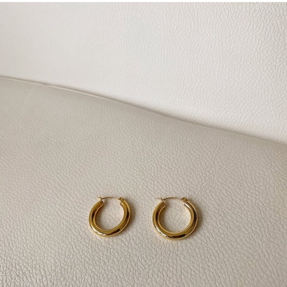 14K Gold 18mm Hoop Earrings - Picture 3 of 8